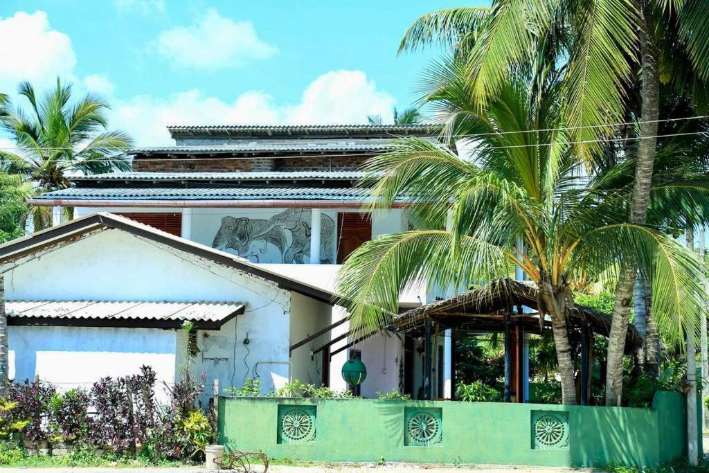 Sunrise Guest House & Restaurant Tangalle Exterior foto